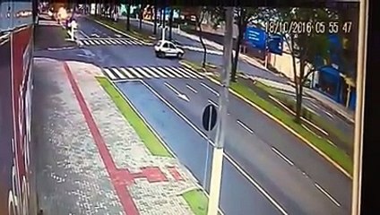 accidente de transito golpea a ciclista