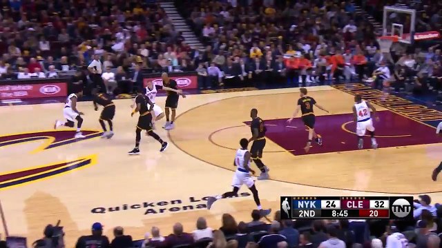 LeBron James efface deux plots avant de claquer un gros dunk !