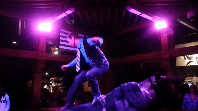 Ce champion danse debout sur un taureau mécanique. Incroyable!