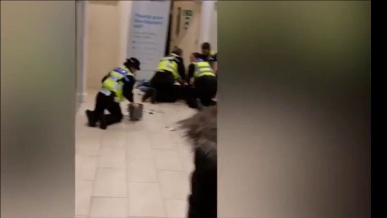 Se faire plaquer par la police à la banque et perdre la thune