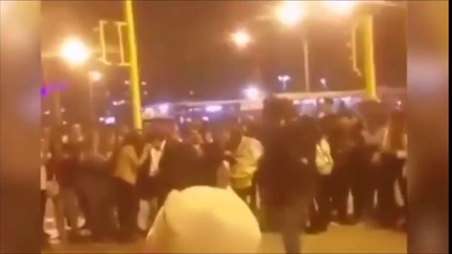 Il se fait plaquer par sa nana avec une grosse peluche d'ours devant 100 personnes ! La honte