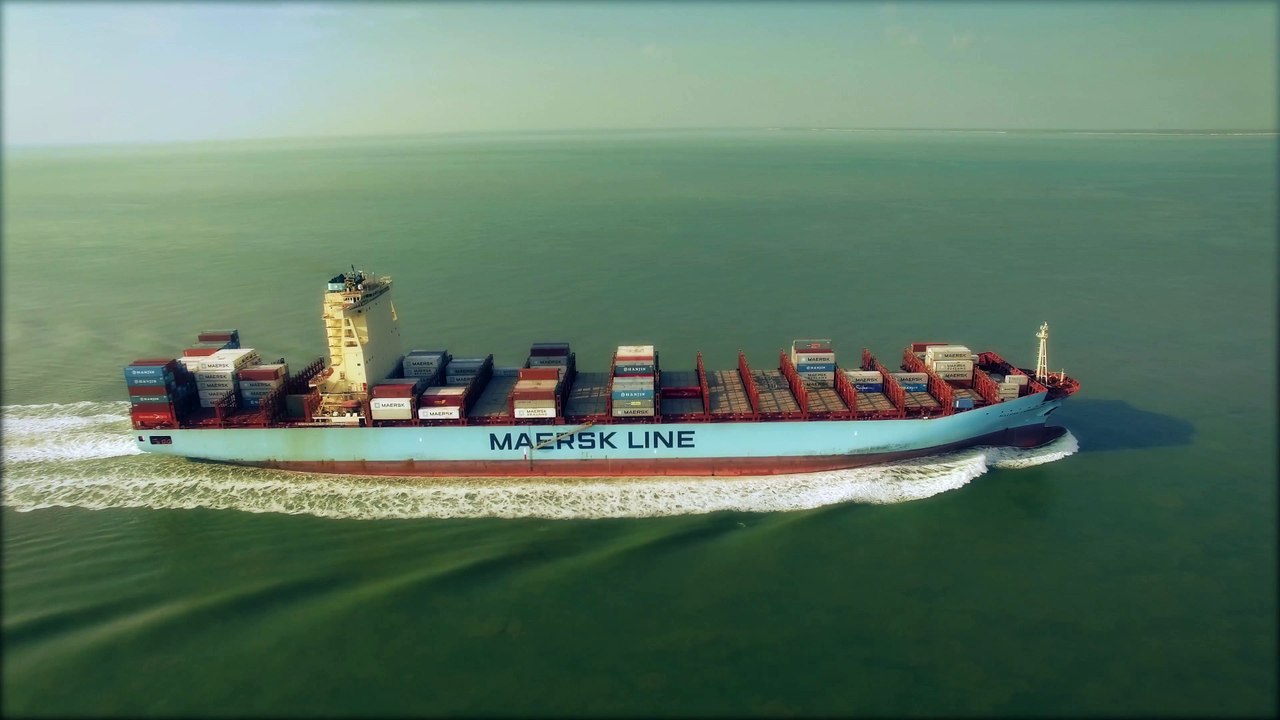 Aller filmer en drone un bateau porte container...