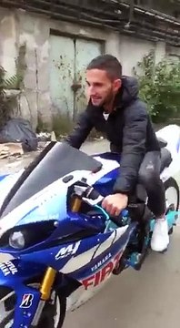 Il avait pas le budget pour une vraie Yamaha R1