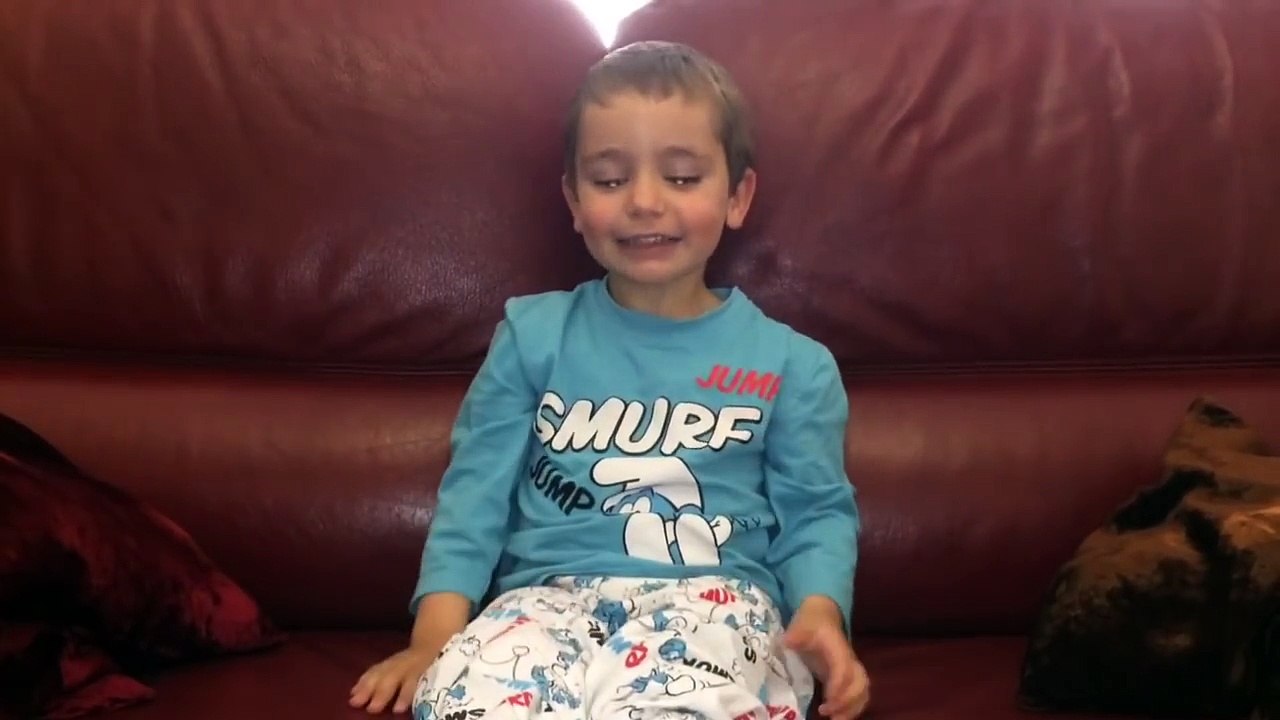 Enfant 3 ans chante comptine Petit escargot - chanson