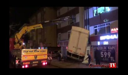 Kamyon, apartman girişine uçtu