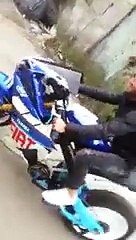 Cet homme n’a pas les moyens de s’acheter une Yamaha R1 et pourtant il roule avec