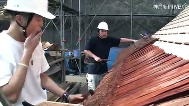 Des couvreurs japonais gardent les clous dans leurs bouches