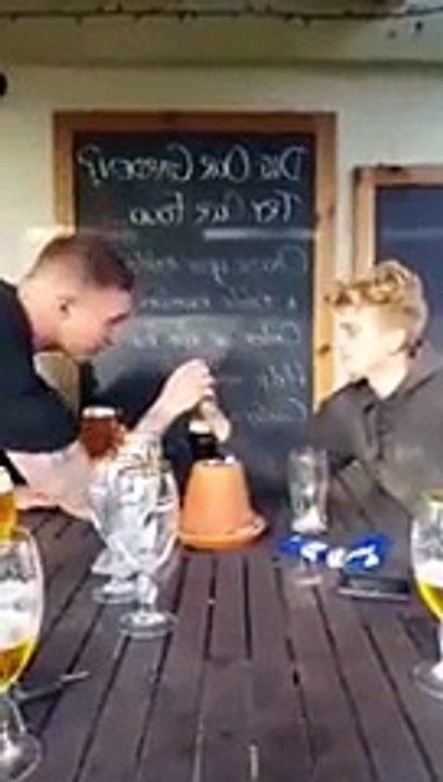 Petite blague pendant un concours de force entre potes