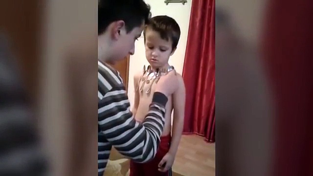 Ce garçon de 5 ans attire les objets métalliques tel un aimant