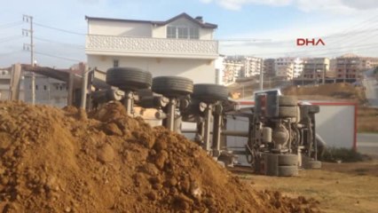 Kocaeli Hafriyat Kamyonu Yan Yattı 1 Yaralı