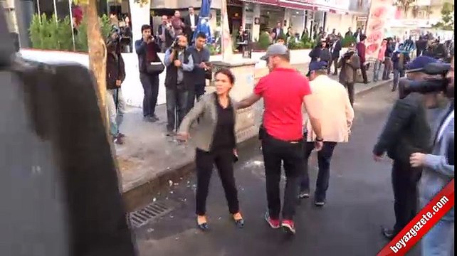 Diyarbakır Büyükşehir Belediyesi önünde toplanan gruba müdahale