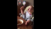 Elleri olmayan çocuk tek başına yemek yiyor
