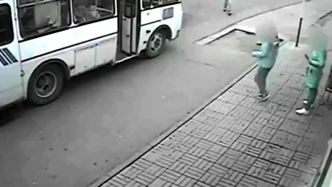 Une jeune femme est en train de se faire frapper par son ex lorsqu'un inconnu vole à son secours !