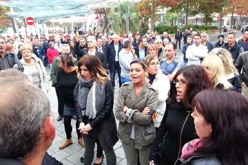 Les policiers et leurs soutiens chantent la Marseillaise