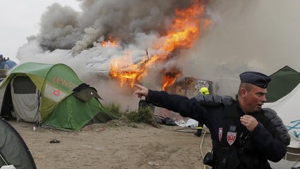 Calais: Rund zwei Drittel aus "Dschungel" umquartiert, Protestierende legen Brände