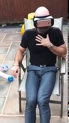 Quand tu essayes un casque de réalité virtuelle pour la première fois