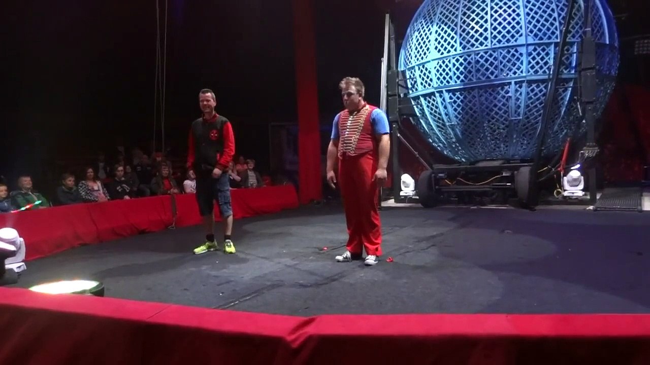 Un clown met ko un spectateur du spectacle !