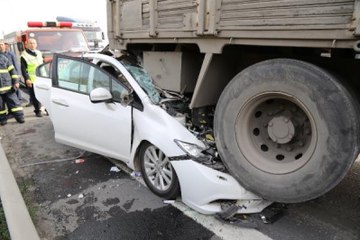 Kocaeli'de Feci Kaza! Otomobil Kamyonun Altında Girdi