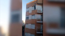Un homme essaie de rentrer dans son studio par le toit de l'immeuble et tombe de haut..