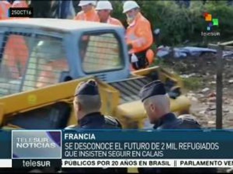 Francia: se desconoce futuro de 2 mil refugiados que siguen en Calais