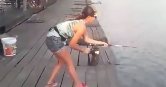 Kadının yakaladığı balığı görenler balığı bıraktılar!