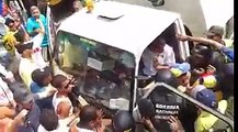Así fue como manifestantes movieron un camión para poder marchar