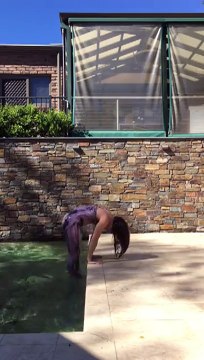 Une fille possédée sort de l'eau. Ahaha