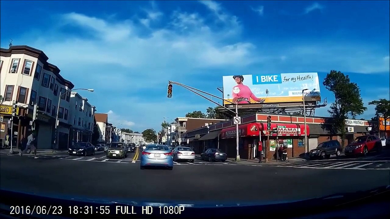 Traverser une route en courant ? Dangereux !