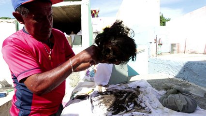 Limpian esqueletos de familiares para Día de Muertos en México