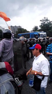 Así fue como manifestantes rompieron piquete de la GNB en Quinta Crespo