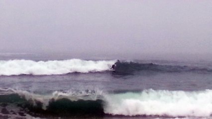 Un concurrent aux championnats de France de surf à Biarritz