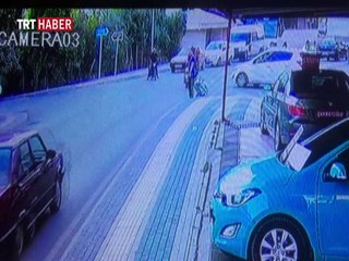 Otomobilin motosiklete çarptığı kaza güvenlik kamerasına yansıdı