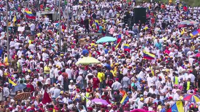 Opositores toman vías de Venezuela por suspensión de revocatorio