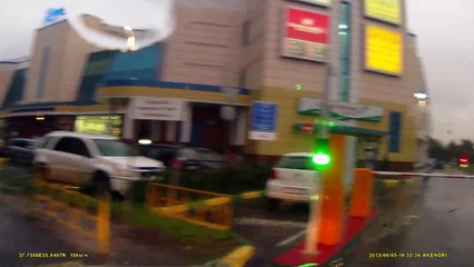 Un homme fortement alcoolisé se bat avec une barrière automatique !