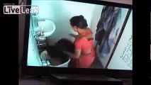 كاميره سريه تكشف فضيحه عامله نظافه داخل الحمام‬‎