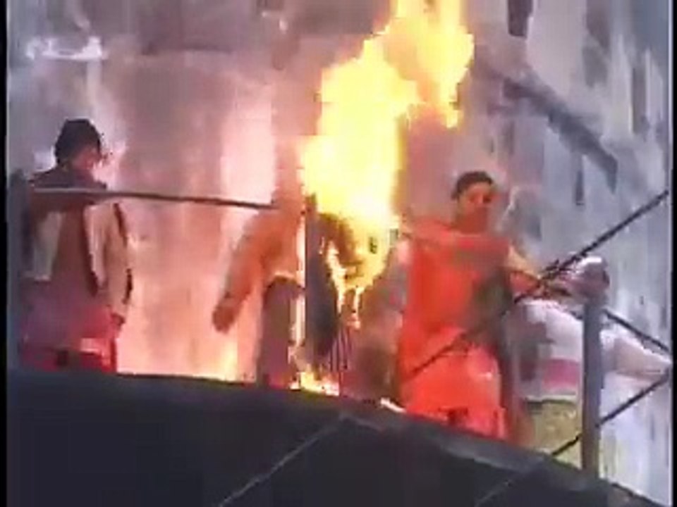 Girl burned himself alive.लड़की ने अपने आप को जिंदा जलाया।