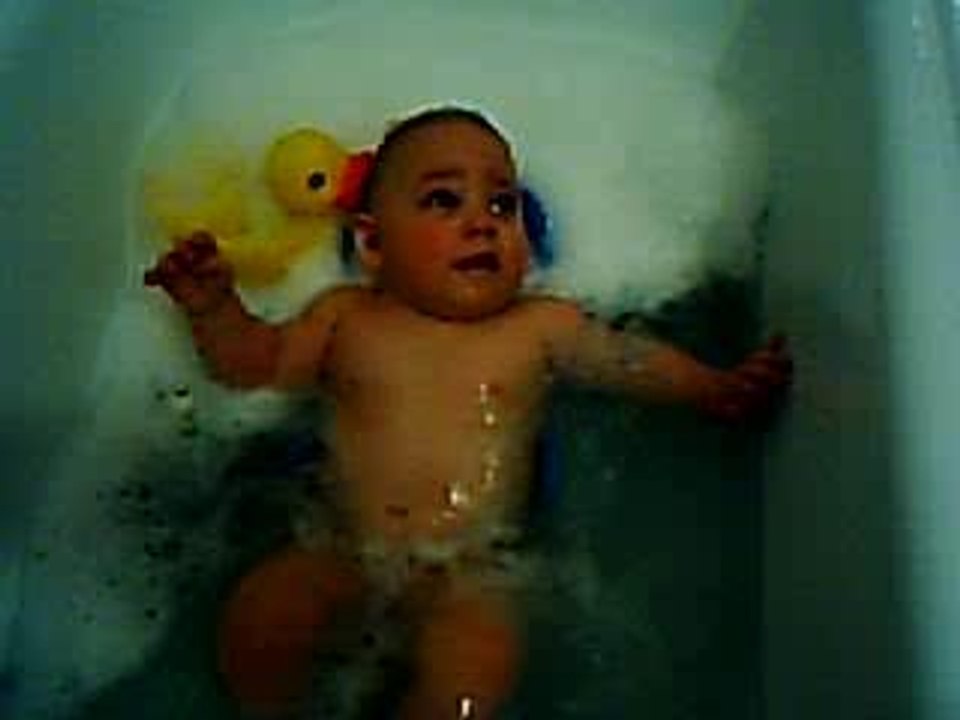 Emma dans son bain