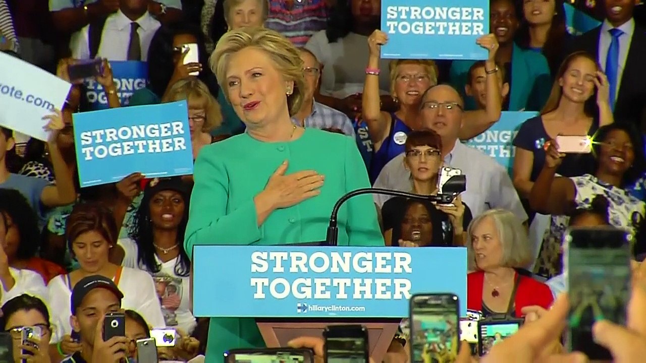 Clinton célèbre son anniversaire en campagne en Floride