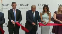 Trump inaugure un hôtel, Clinton fête ses 69 ans en Floride