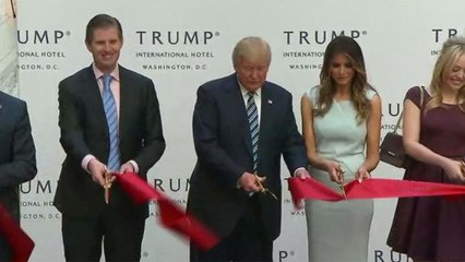 USA: Trump inaugura u mega-albergo, Clinton compie gli anni
