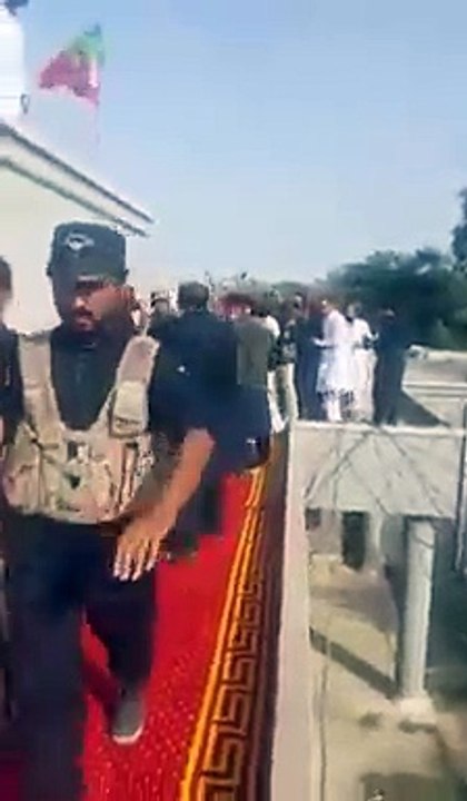 Imran Khan 's Fan Fell Down