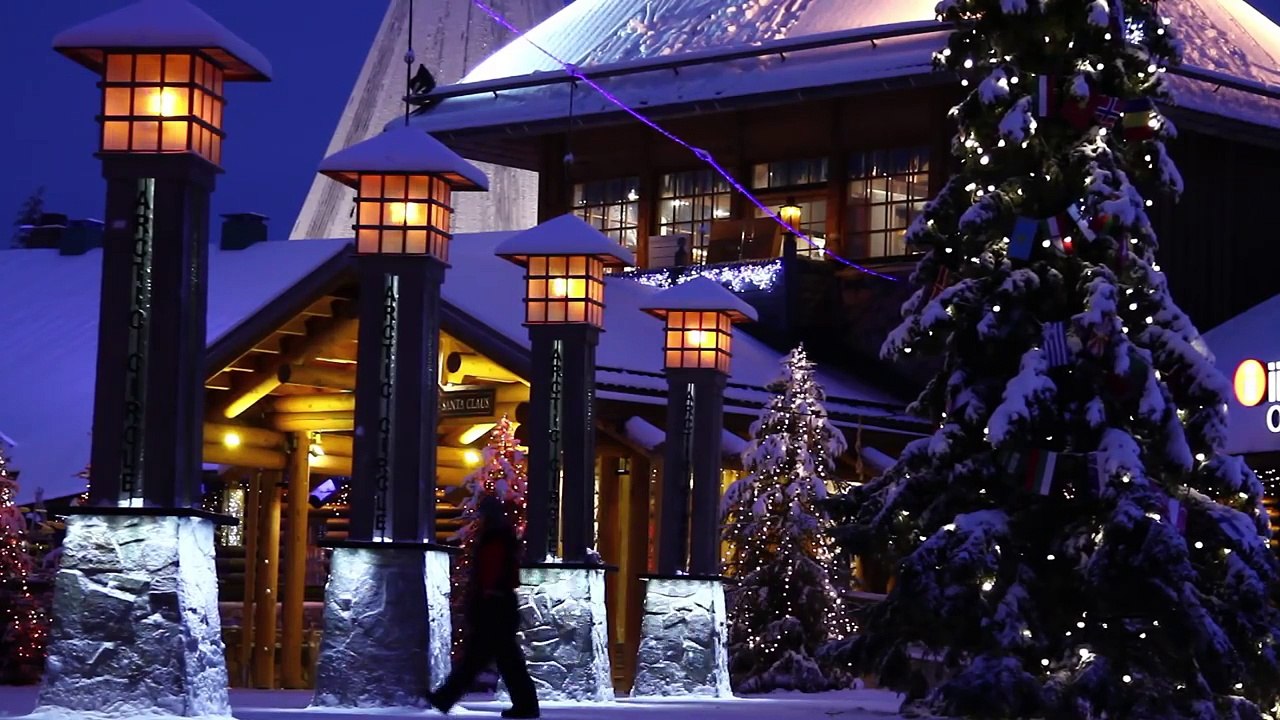 Message du Père Noël en Laponie avant Noël - Papa Noel et rennes à Rovaniemi Finlande