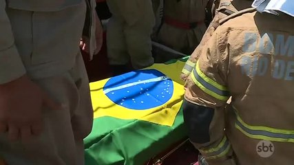 Parentes, amigos e fãs se despedem de Carlos Alberto Torres