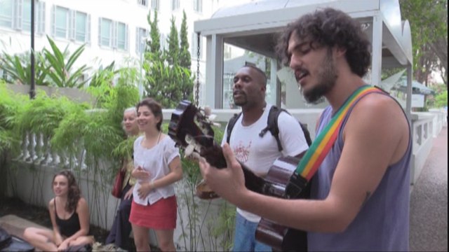 Gilberto Gil recibe apoyo de sus fanáticos desde las afueras del hospital