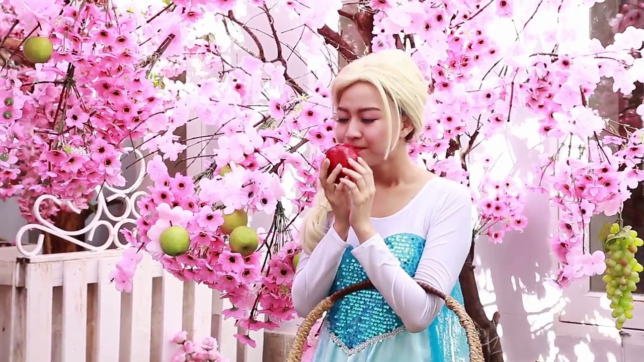 08.Spiderman Kiss Elsa - Prince Kiss Frozen Elsa - Who Save Sleeping Beauty Frozen Elsa Disney Princess