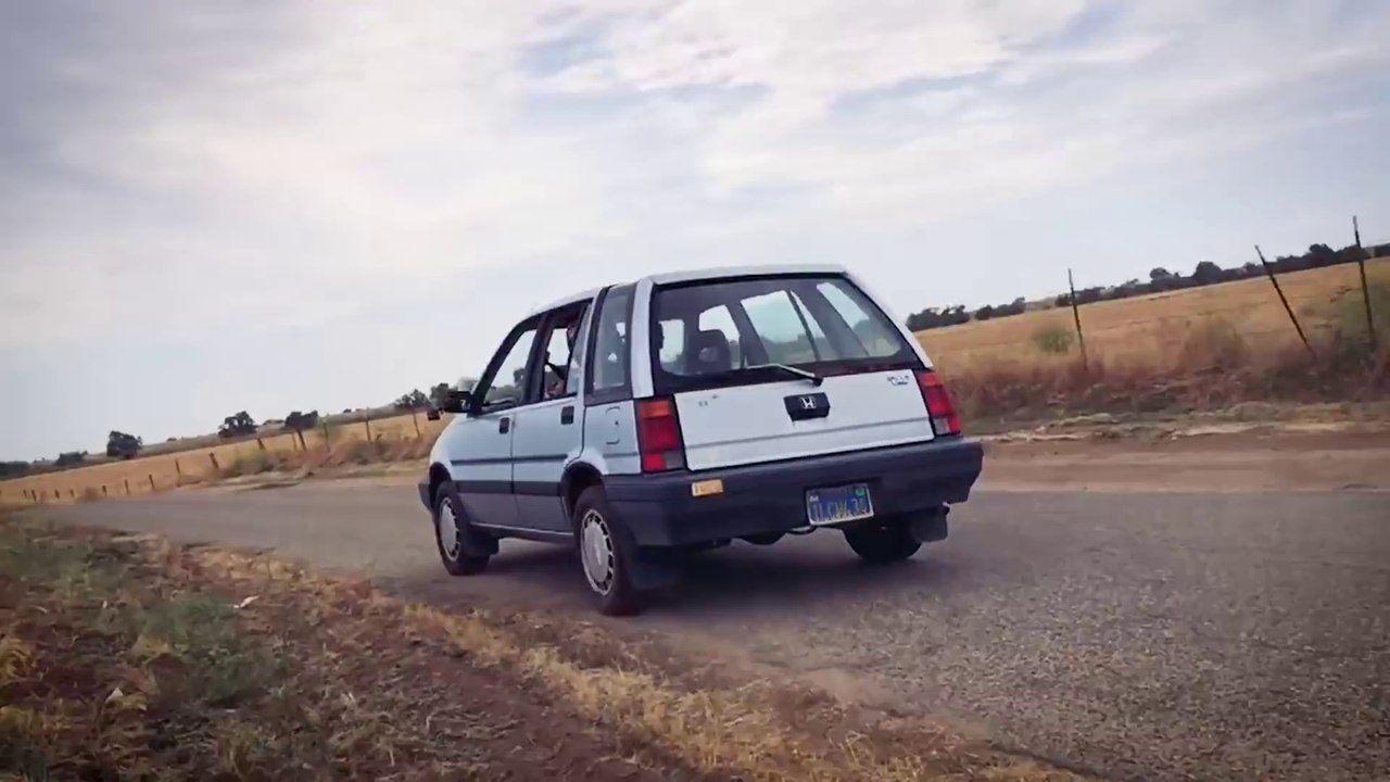 Course freestyle de fou avec une vielle voiture LOL Parodie Ken Block Gymkhana