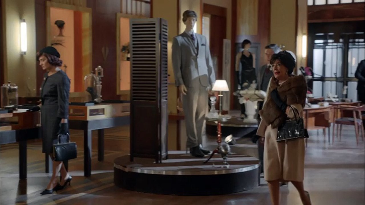 Guiño en 'Velvet'. Petra (Concha Velasco) a Cristina (Manuela Velasco): "Te pareces a mi sobrina"