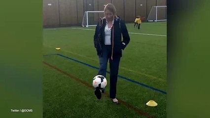 Ministrja që habiti të gjithë, shikoni çfarë bën me top ajo (Video)