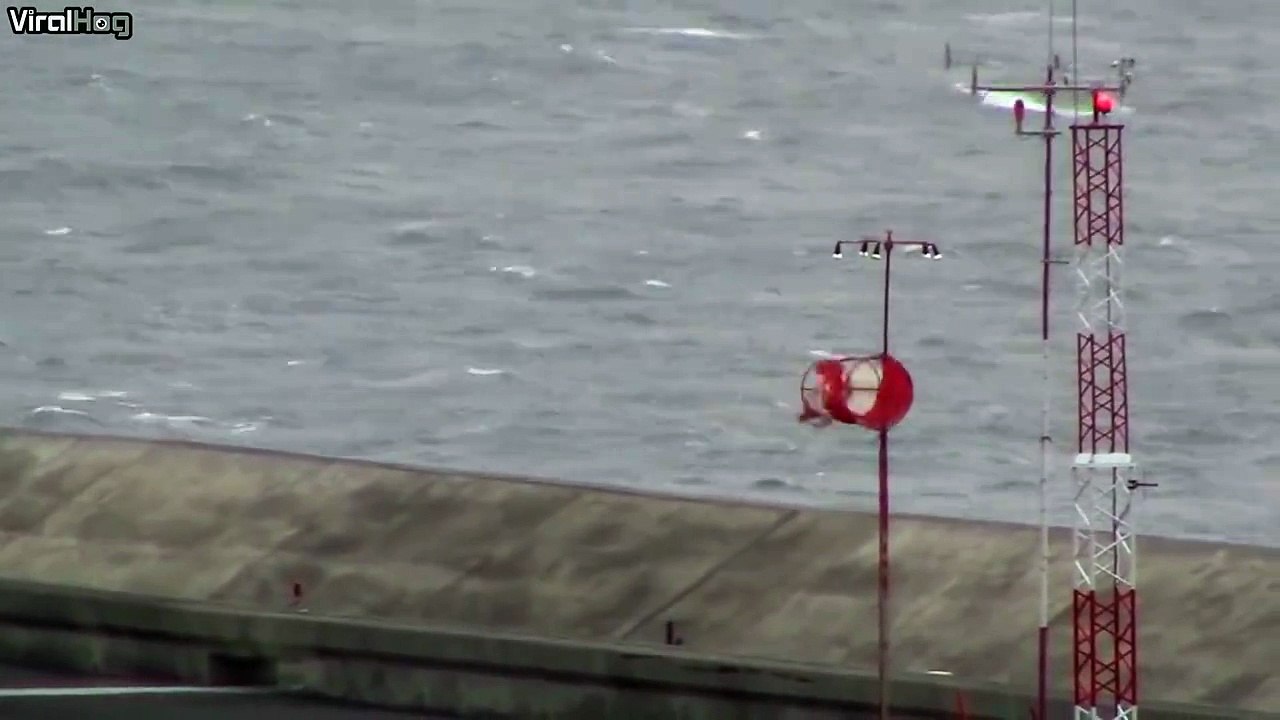 Atterrissage dangereux par grand vent pour cet avion! Chaud le pilote