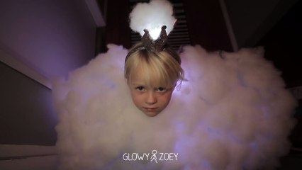 Un papa bricoleur a fabriqué un costume en forme d'orage à sa fille pour Halloween